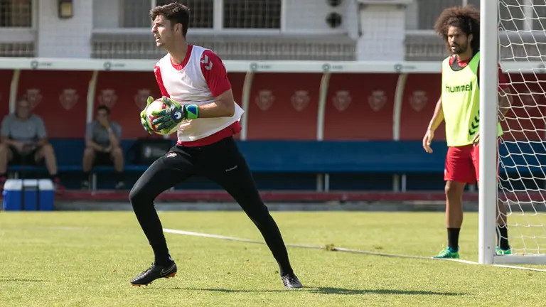 Juan P&eacute;rez. Entrenamiento de Osasuna bajo un intenso calor en las instalaciones de Tajonar (05). IÑIGO ALZUGARAY