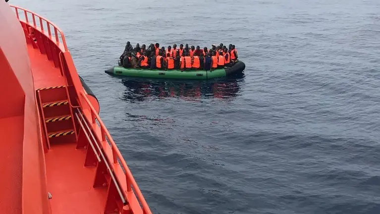 Patera con 36 personas encontrada por Salvamento Mar&iacute;timo en el Estrecho de Gibraltar. EUROPA PRESS