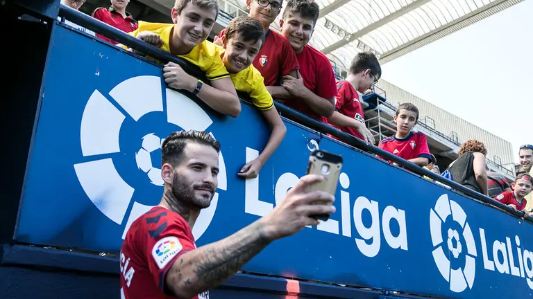 Presentación de Rubén García como nuevo delantero de Osasuna donde jugará con el número 14 en su camiseta (42). IÑIGO ALZUGARAY