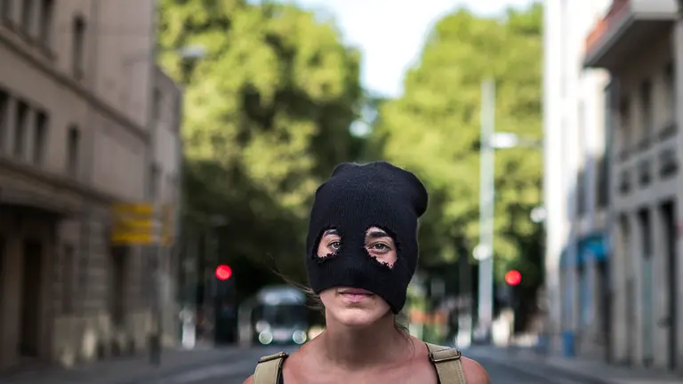 Cientos de personas se manifiestan a favor del _Gaztetxe Maravillas_ por las calles de Pamplona. PABLO LASAOSA 13