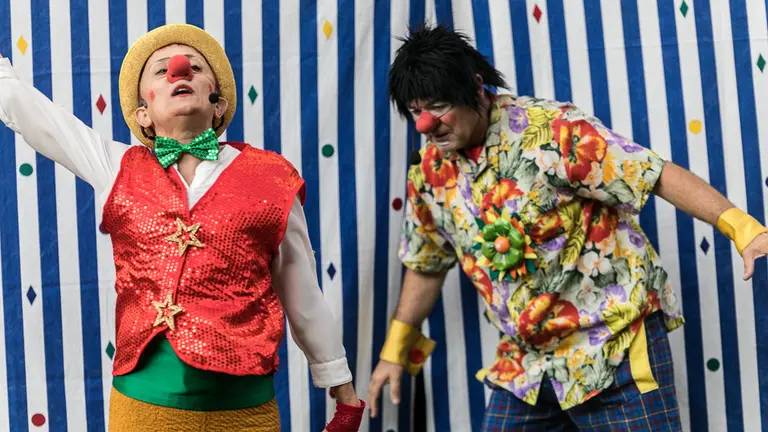 Puesta en escena del espectáculo de clown 'Los Kollins' dentro del programa de teatro familiar gratuito en la fachada del Teatro Gayarre (23). IÑIGO ALZUGARAY