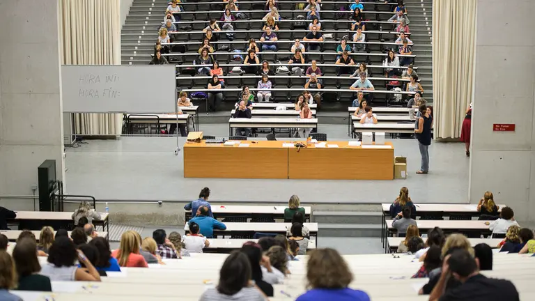 Más de 1.3000 personas se presentan a la selección para la contratación temporal de auxiliares administrativos. PABLO LASAOSA 07