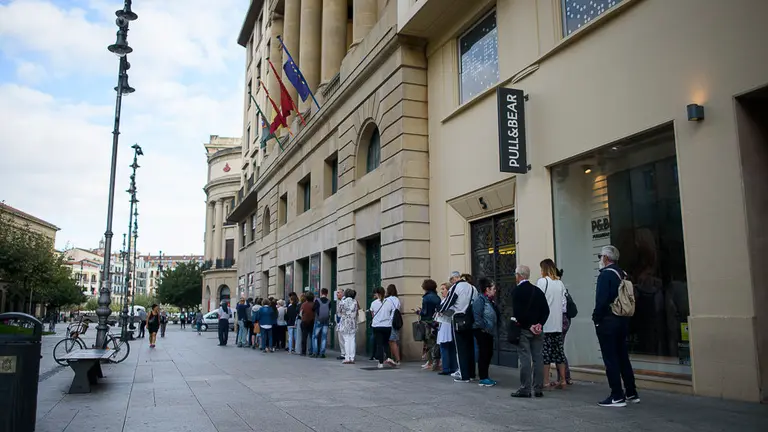 Decenas de personas hacen cola apra comprar una entrada para el concierto de Amaia de OT en el Teatro Gayarre. PABLO LASAOSA 08