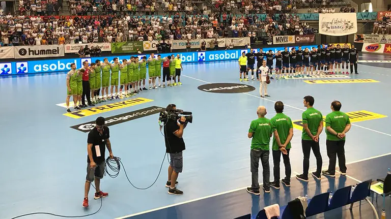 Minuto de silencio en el Granollers - Helvetia. Twitter Asobal