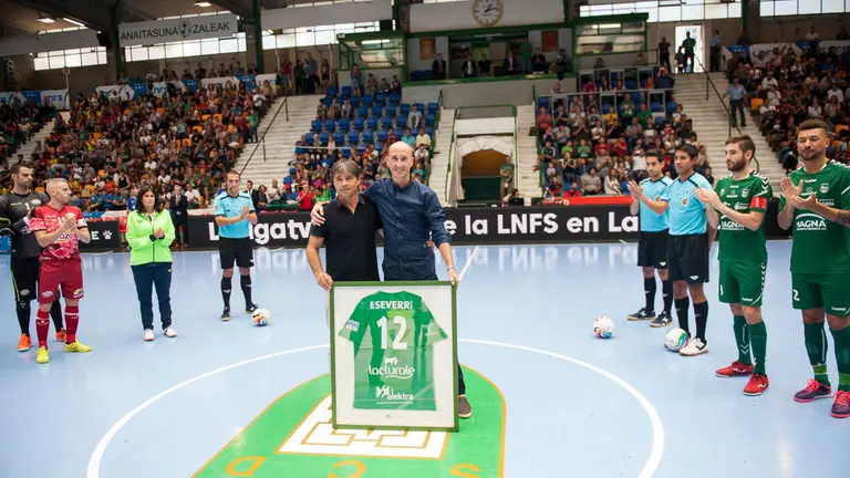 Partido entre el Xota y El Pozo en el Pabellón de Anaitasuna. MIGUEL OSÉS