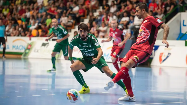 Partido entre el Xota y El Pozo en el Pabellón de Anaitasuna. MIGUEL OSÉS_5