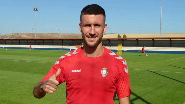 Oier Sanjurjo hace el gesto de la victoria en Tajonar