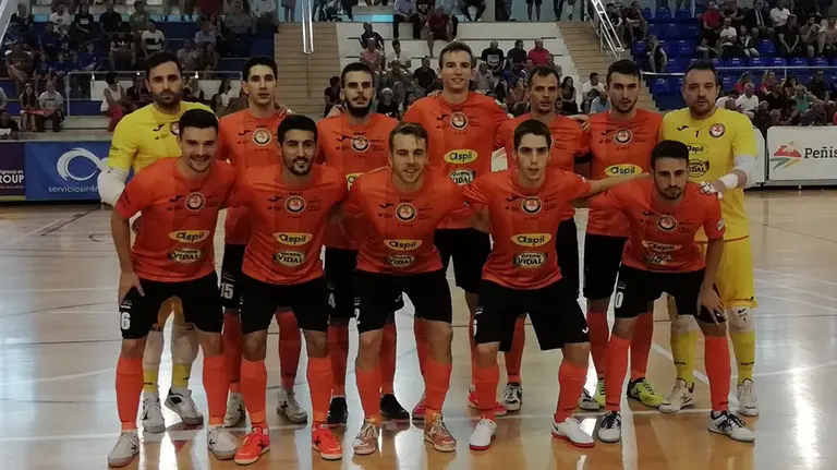 Equipo del Ribera Navarra en la pista del Pe&ntilde;&iacute;scola. Twitter R. Navarra.