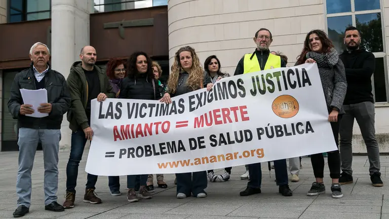 Concentración ante el Palacio de Justicia por un juicio por una muerte por amianto (04). IÑIGO ALZUGARAY