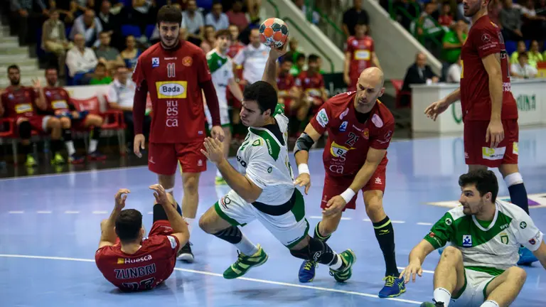 Partido de la liga Asobal correspondiente a la 6&ordf; jornada entre Helvetia Anaitasuna y Bade Huesca. MIGUEL OSÉS_20