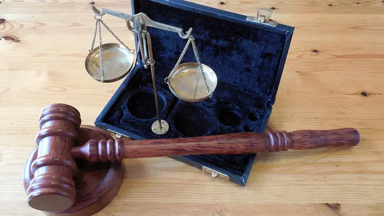 Una balanza y un mazo, s&iacute;mbolos de la justicia