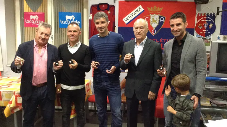 Los exjugadores de Osasuna muestran sus insignias de oro.