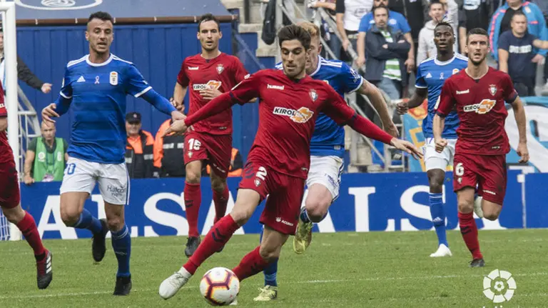 El jugador de Osasuna Nacho Vidal en acci&oacute;n ante el Oviedo. La Liga.