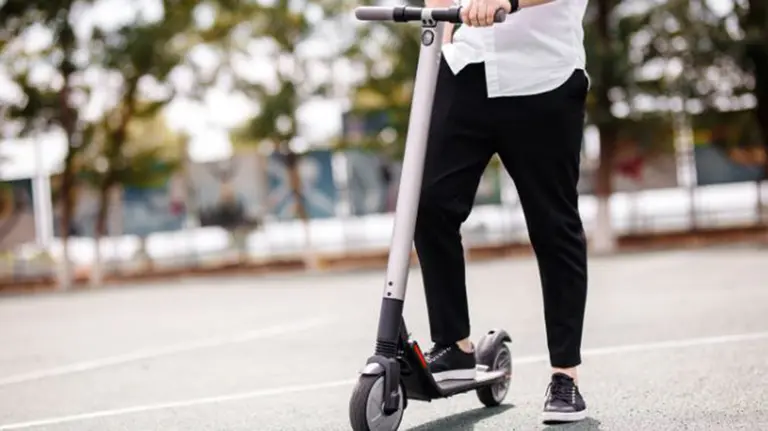 Imagen de una persona sobre un patinete el&eacute;ctrico ARCHIVO