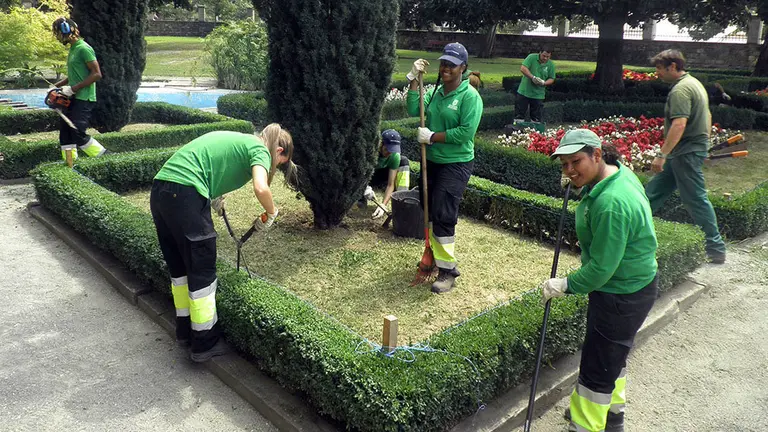 Los alumnos de la escuela taller de jardiner&iacute;a de Aranzadi trabajan en varias zonas verdes y jardines. AYUNTAMIENTO DE PAMPLONA