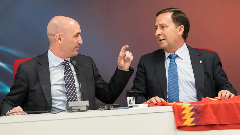 El presidente de la Real Federación Española de Fútbol, Luis Rubiales y el presidente de la Federación Navarra, Rafa del Amo (24). IÑIGO ALZUGARAY