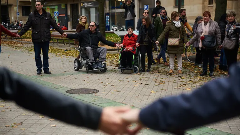 Una plataforma de afectados por enfermedades neuromusculares durante una protesta en Pamplona.  MIGUEL OSÉS