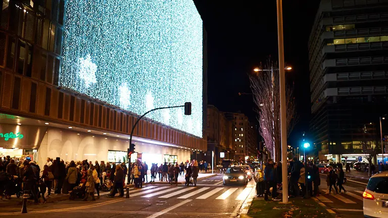 Encendido de las luces navideñas de El Corte Ingles con un espectaculo de fuegos artificiales. MIGUEL OS&Eacute;S