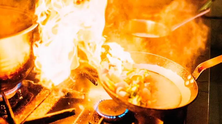 Una sartén en llamas. ARCHIVO