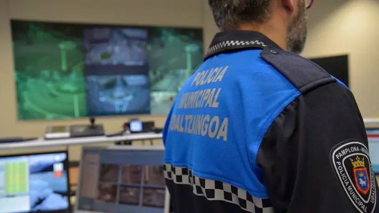 Un agente de la Polic&iacute;a Municipal, en la sala de control POLIC&Iacute;A MUNICIPAL DE PAMPLONA