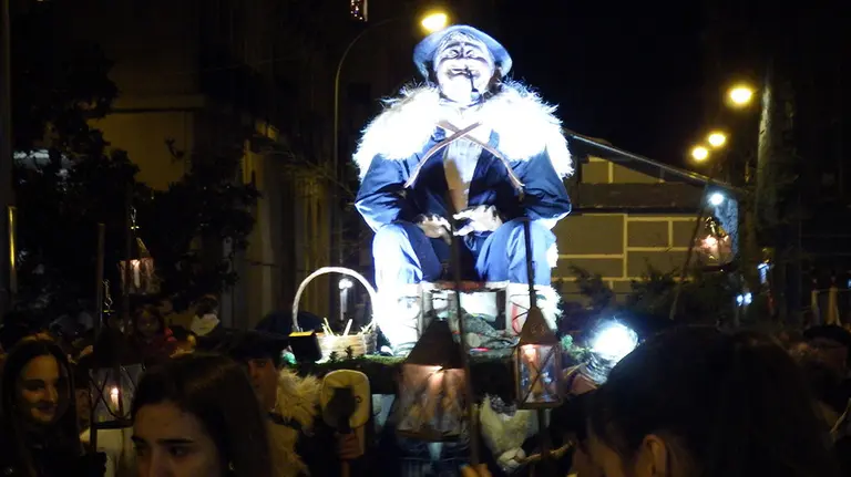El Olentzero desfilando por las calles de Pamplona en 2018