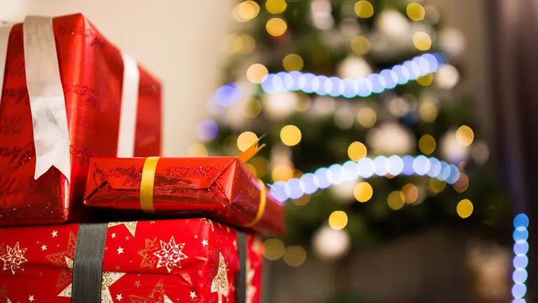 Regalos a los pies de un &aacute;rbol de Navidad