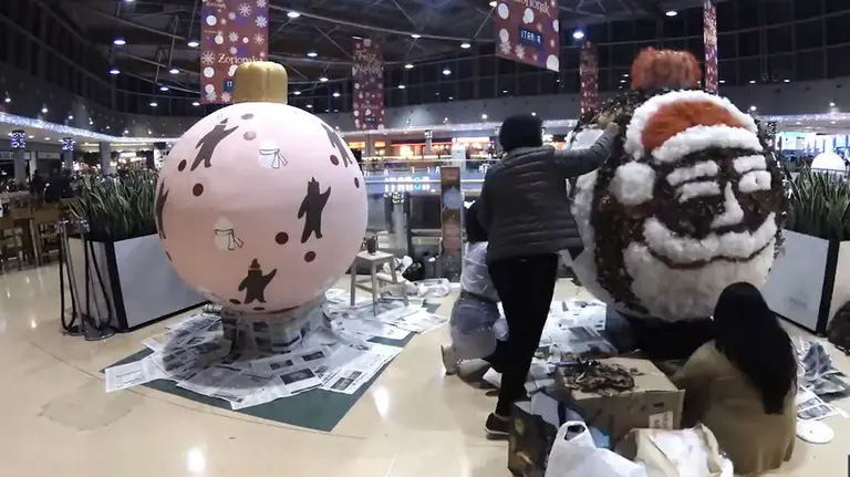 Imagen de la creaci&oacute;n de las macrobolas de Navidad que adornan Itaroa dentro de su d&eacute;cimo certamen art&iacute;stico Foto CENTRO COMERCIAL ITAROA