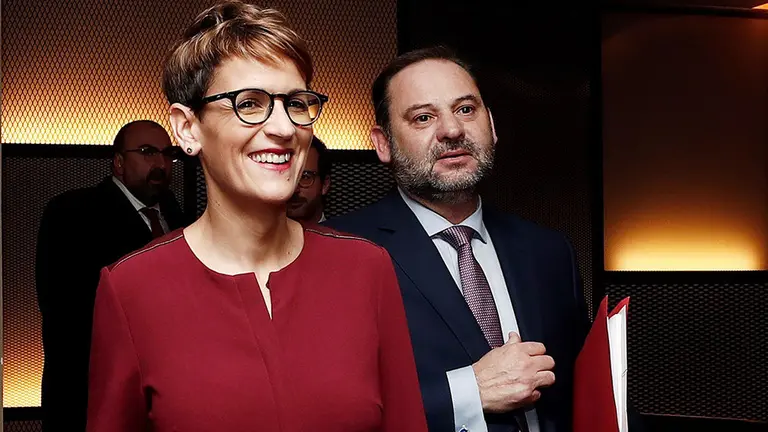 El ministro de Fomento, Jos&eacute; Luis Abalos, acompa&ntilde;ado por la secretaria general de los socialistas navarros Mar&iacute;a Chivite, ha participado hoy en Pamplona en el Foro Ser Navarra pronunciando una conferencia titulada "Proyecto de pa&iacute;s: pol&iacute;tica de transporte". EFE/ Jes&uacute;s Diges