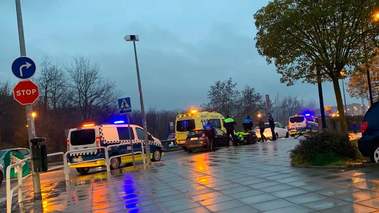 La Polic&iacute;a Municipal y los servicios sanitarios act&uacute;an ante el atropello de un joven en bicicleta en el puente de El Vergel. NAVARRACOM