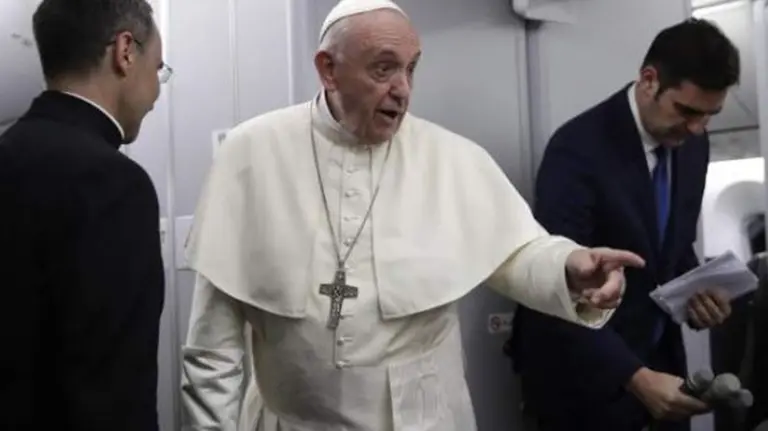El papa Francisco durante uno de sus viajes. EFE