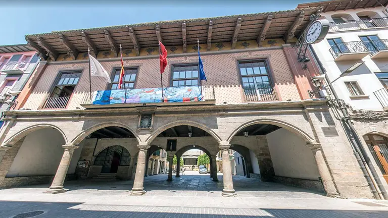 Una vista de la fachada del Ayuntamiento de Sang&uuml;esa. GOOGLE MAPS.