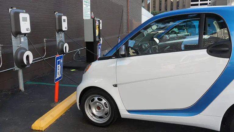 Un coche el&eacute;ctrico cargando su bater&iacute;a en un punto de recarga. ARCHIVO