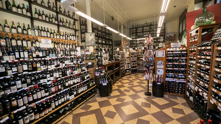 'Vinoteca Murillo' en la plaza de San Nicolás de Pamplona (11). IÑIGO ALZUGARAY