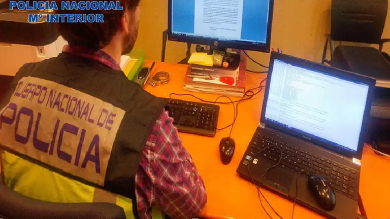 Un agente de la unidad de delitos informáticos y cibernéticos de la Policía Nacional durante la investigación de una estafa por phising con envío de correos electrónicos POLICÍA NACIONAL