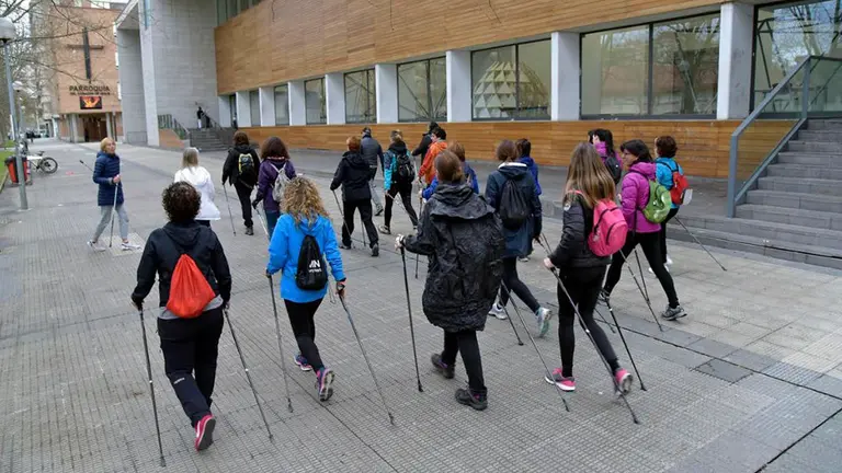 Varias personas realizan una sesi&oacute;n de marcha n&oacute;rdica AYUNTAMIENTO PAMPLONA