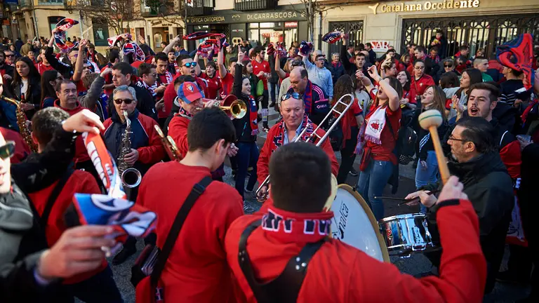 Los aficionados de Osasuna llenan las calles de Soria horas antes del comienzo del partido ante el Numancia. MIGUEL OSÉS 21