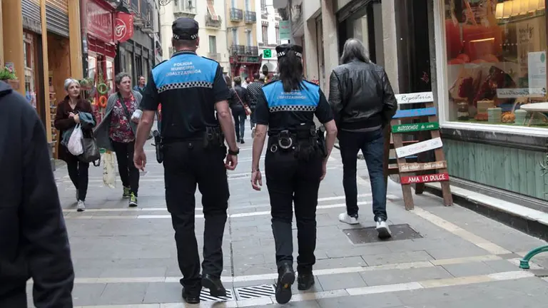Dos agentes de la Polic&iacute;a Municipal de Pamplona en el Casco Antiguo de Pamplona.