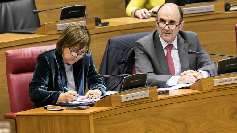 Uxue Barkos durante el pleno del Parlamento de Navarra, junto al vicepresidente Manu Ayerdi. IÑIGO ALZUGARAY