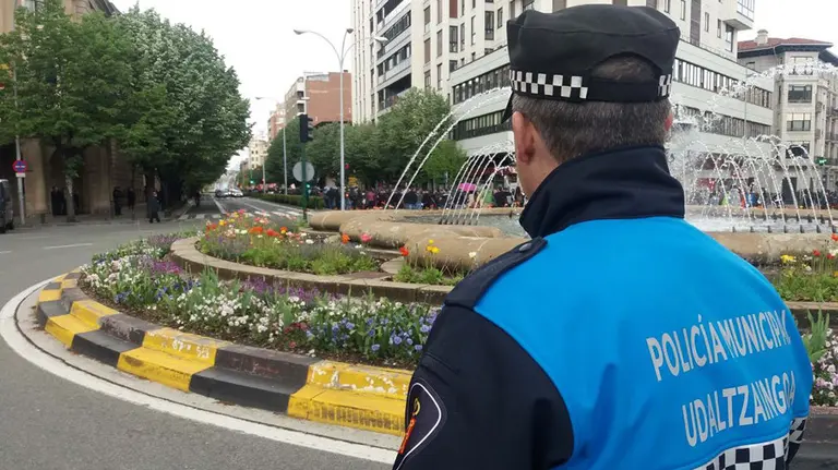 Un agente supervisa un corte de tr&aacute;fico en la rotonda de Merindades durante una manifestaci&oacute;n POLIC&Iacute;A MUNICIPAL DE PAMPLONA