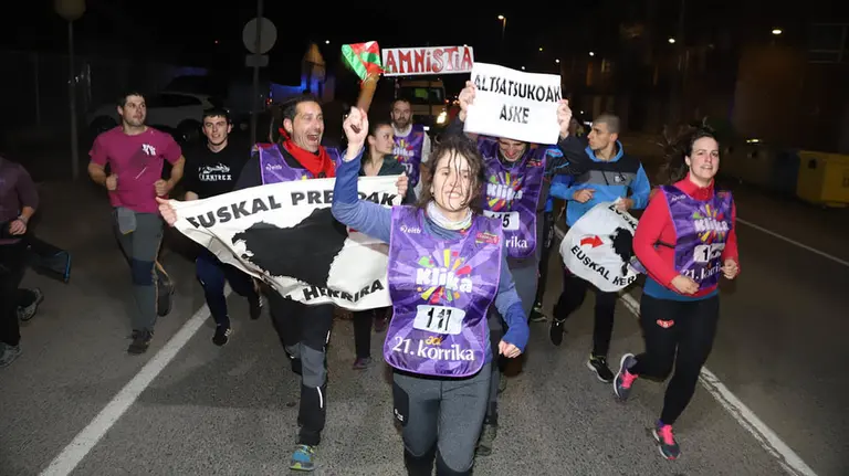 Carteles de presos de ETA e ikurri&ntilde;as, presentes de nuevo en la Korrika de 2019 a su paso por Navarra. FOTOS - KORRIKA (5)