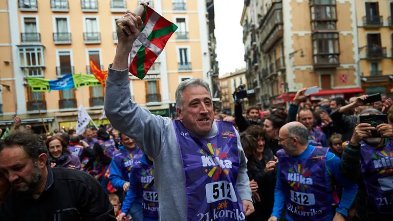 El Alcalde de Pamplona Joseba Asirón recoge el testigo de la Korrika en la Plaza del Ayuntamiento. MIGUEL OSÉS 1