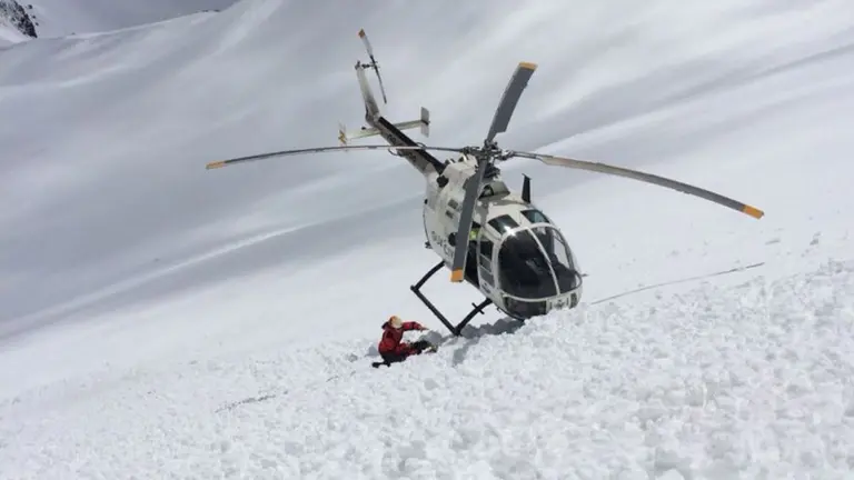 Un helic&oacute;ptero del GREIM rescata a un esquiador tras sufrir un accidente en la ladera de una monta&ntilde;a nevada. Foto: GUARDIA CIVIL