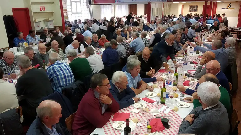 Casi 300 antiguos alumnos se dieron cita en el bar del colegio Salesianos de Pamplona com colof&oacute;n a la despedida del colegio en una comida de hermandad que cont&oacute; con varias sorpresas, como homenajes a los veteranos, im&aacute;genes del nuevo colegio o varios sorteos. IM&Aacute;GENES CEDIDAS