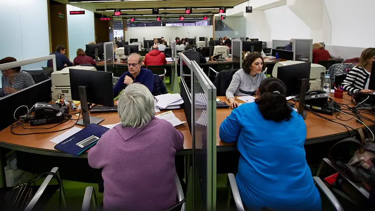 El consejero de Hacienda y Política Financiera, Mikel Aranburu, visita las oficinas de Hacienda en el día de apertura de la Campaña presencial de la Renta 2018. IÑIGO ALZUGARAY