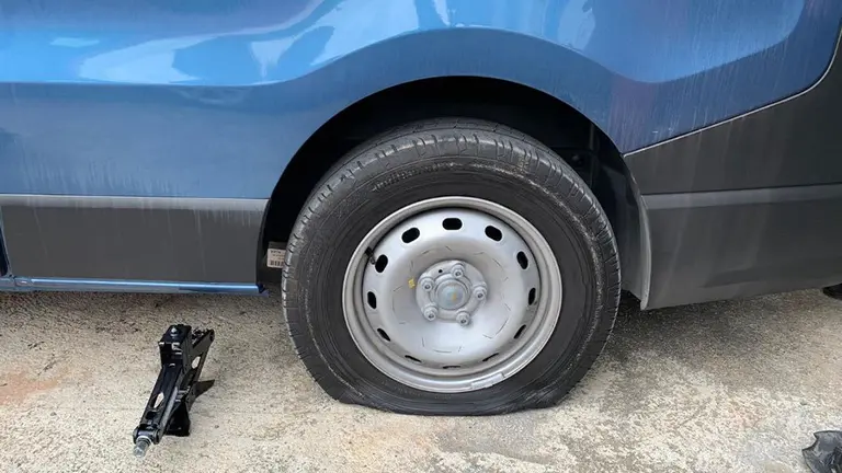 Rueda pinchada del veh&iacute;culo de Iv&aacute;n Espinosa de los Monteros en Puente la Reina (TWITTER)