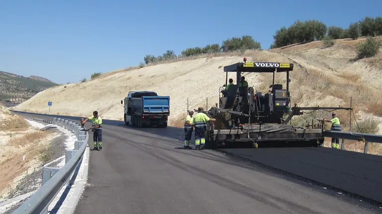 Imagen de los trabajos de asfaltado en una carretera en obras cortada a la circulaci&oacute;n del tr&aacute;fico ARCHIVO