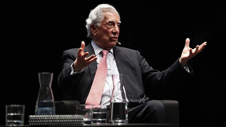 GRAF5009. PAMPLONA 20/05/2019.- El escritor Mario Vargas Llosa durante su participaci..n este lunes en Pamplona en la conferencia titulada "Nacionalismo contra libertad", organizada por el Think tank Civismo, y en apoyo a la plataforma electoral Navarra Suma (NA+). EFE/Villar L..pez