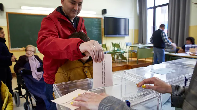 Jornada de elecciones europeas, municipales y auton..micas en en el IES Plaza de la Cruz de Pamplona. I..IGO ALZUGARAY