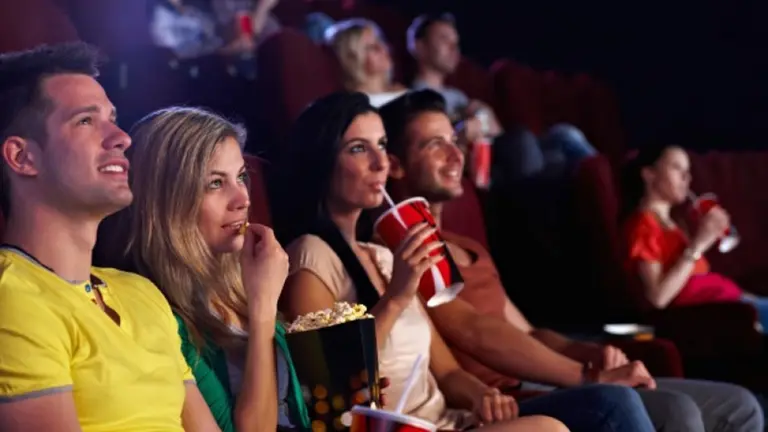 Varios espectadores siguen una proyecci&oacute;n en una sala de cine ARCHIVO