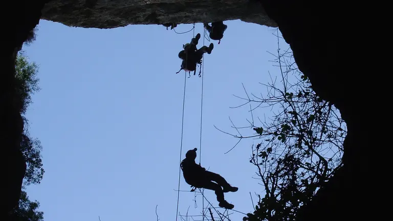 Dos operarios durante una expedici&oacute;n de espeleologia ARCHIVO